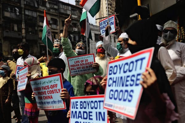 インドは中国企業の締め出しを強めている(6月20日、ムンバイ)=AP