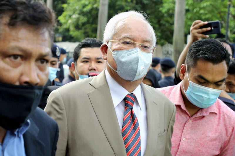 マレーシアのナジブ元首相の汚職事件は一審で有罪判決に(7月28日、クアラルンプール高等裁判所)=ロイター マレーシアのナジブ元首相の汚職事件は一審で有罪判決に(7月28日、クアラルンプール高等裁判所)=ロイター
