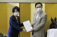 緊急包括支援交付金を用いた市町村への支援内容を早期に明らかにすることも求めた(林市長(左)と黒岩知事) 緊急包括支援交付金を用いた市町村への支援内容を早期に明らかにすることも求めた(林市長(左)と黒岩知事)