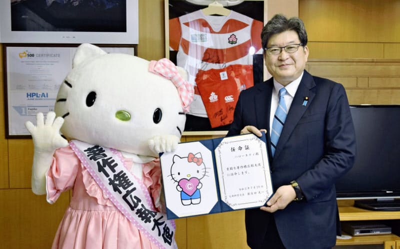 著作権広報大使に任命されたハローキティ(左)と萩生田文科相(29日午後、文科省)=共同 著作権広報大使に任命されたハローキティ(左)と萩生田文科相(29日午後、文科省)=共同
