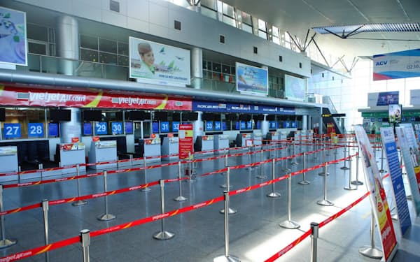 ダナン国際空港では旅客便の発着が一時停止された（28日、中部ダナン市）