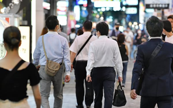 大阪・ミナミの繁華街を歩く人たち（29日）
