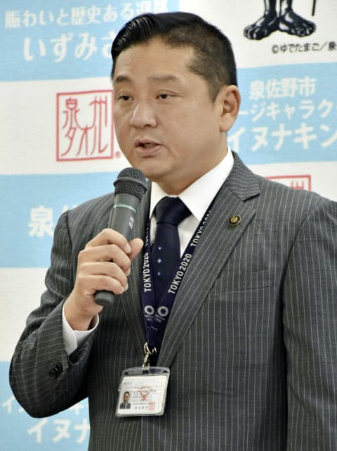 大阪府泉佐野市で記者会見する千代松大耕市長(30日午前)=共同