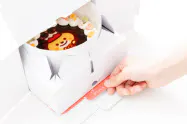 ケーキジェーピーは配送中にケーキの形を崩さないために梱包資材を独自で開発した ケーキジェーピーは配送中にケーキの形を崩さないために梱包資材を独自で開発した