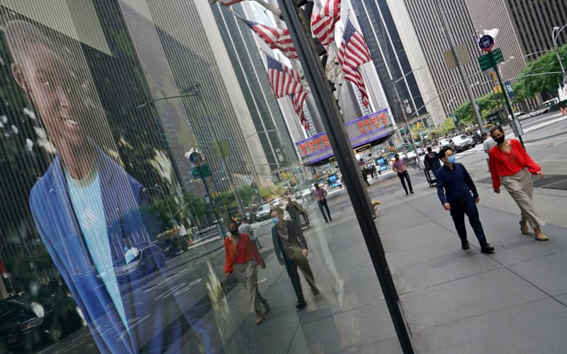 米国は戦後最悪の景気悪化となる(23日、ニューヨーク)=ロイター 米国は戦後最悪の景気悪化となる(23日、ニューヨーク)=ロイター