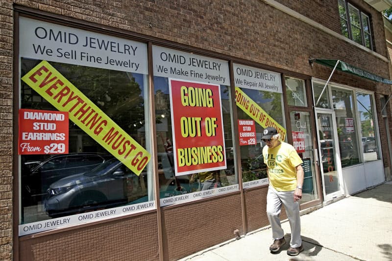 米国で失業保険の申請件数が再び増えている
(閉鎖するイリノイ州の店舗)=AP 米国で失業保険の申請件数が再び増えている
(閉鎖するイリノイ州の店舗)=AP
