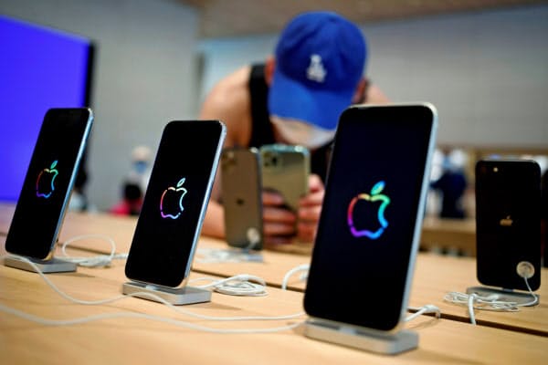 アップルは3月中旬以降、中華圏以外の直営店を一時閉鎖した（北京の直営店）=ロイター