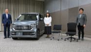 ホンダの軽自動車で使われているシート素材をオフィスチェアに生かした（30日、東京都港区）
