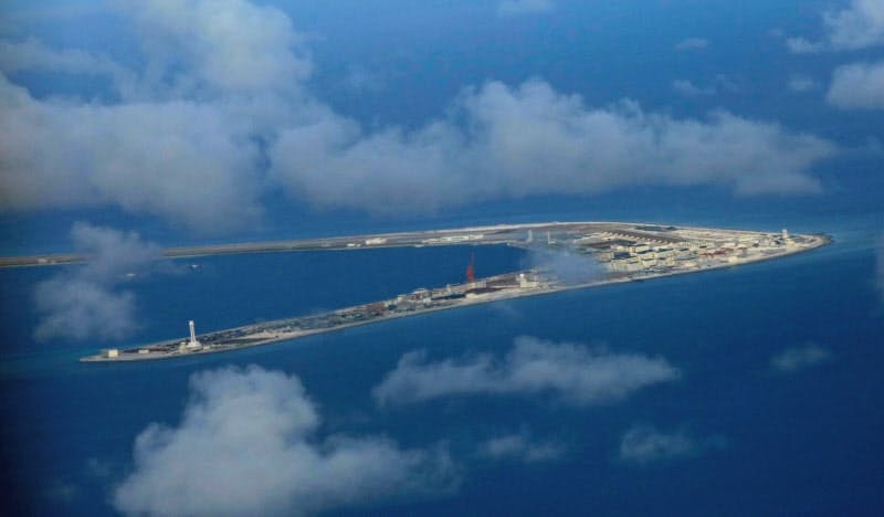中国が実効支配する南沙諸島のスビ礁=ロイター 中国が実効支配する南沙諸島のスビ礁=ロイター