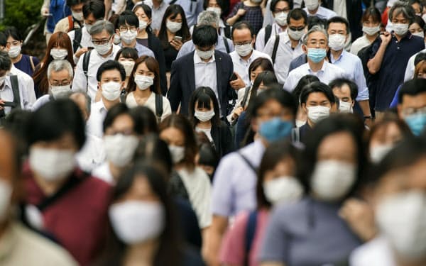 マスク姿で通勤する人たち(16日、東京都中央区)