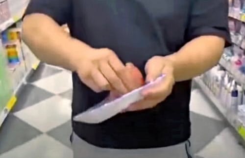 自称ユーチューバーの男は、愛知県の商業施設で会計前の魚の切り身を開封する様子をユーチューブに公開した