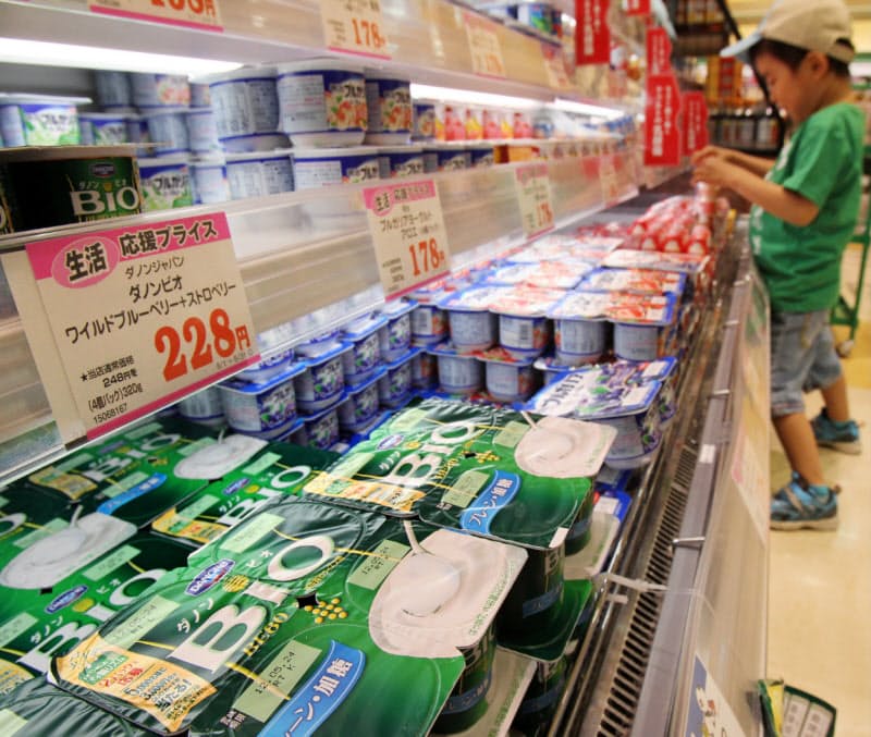 仏食品大手のダノンも、フランスが2019年に法改正で設けた新たな会社形態「使命を果たす会社」を選択した(ダノンの商品が並ぶ乳製品売り場) 仏食品大手のダノンも、フランスが2019年に法改正で設けた新たな会社形態「使命を果たす会社」を選択した(ダノンの商品が並ぶ乳製品売り場)