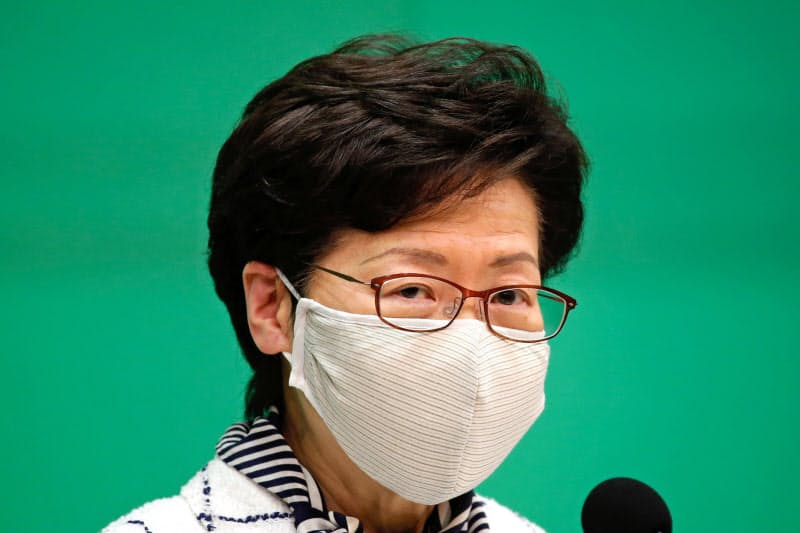 コロナ対策を発表する林鄭月娥・行政長官(7月13日、香港)=ロイター コロナ対策を発表する林鄭月娥・行政長官(7月13日、香港)=ロイター