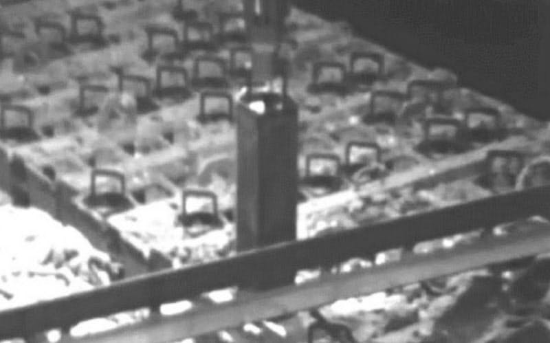 3号機の使用済み燃料プールからの燃料取り出しの様子。がれき(手前)にも気を配りながら慎重な燃料取り出し作業が続く(東電提供) 3号機の使用済み燃料プールからの燃料取り出しの様子。がれき(手前)にも気を配りながら慎重な燃料取り出し作業が続く(東電提供)