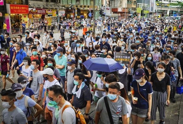国家安全法の施行に抗議しデモ行進する大勢の人たち(1日、香港)=AP