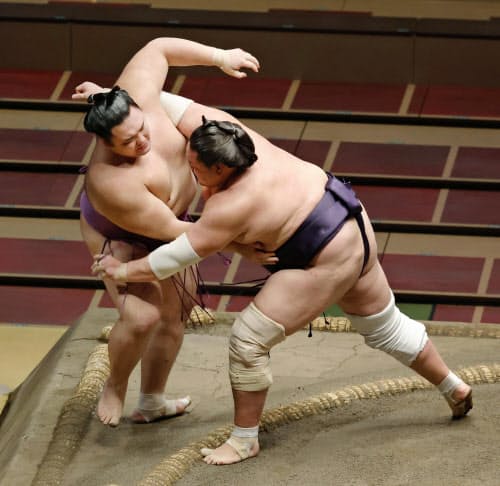 照ノ富士(右)が寄り切りで朝乃山を破る(31日、両国国技館)=共同