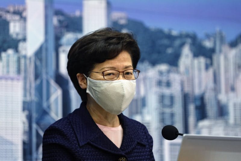 林鄭月娥・行政長官が立法会選の延期を発表した(31日、香港)=AP 林鄭月娥・行政長官が立法会選の延期を発表した(31日、香港)=AP