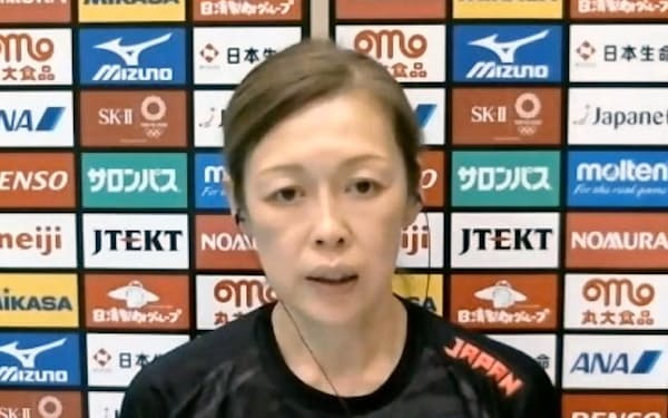 　オンラインでの取材に応じるバレーボール女子日本代表の中田久美監督（31日）=共同