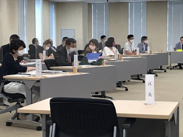 東京・千代田区議会は補正予算案を審議する委員会を開いたが石川雅己区長は姿を見せなかった(30日)