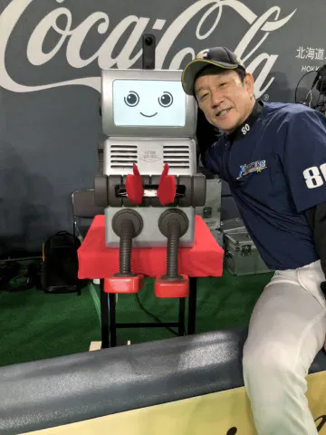 日本ハムはファンがロボットを遠隔操作してリモート観戦する実証実験を始めている(球団提供)