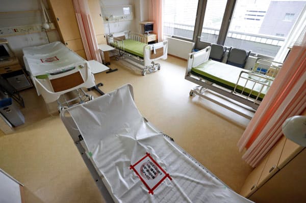 大阪の入院者数は前週比1.75倍に増加(5月、新型コロナウイルスの中等症患者を受け入れる大阪市の病室)