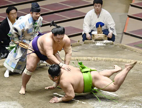 十両の優勝決定戦、明生が突き落としで天空海を破る(2日、両国国技館)=共同