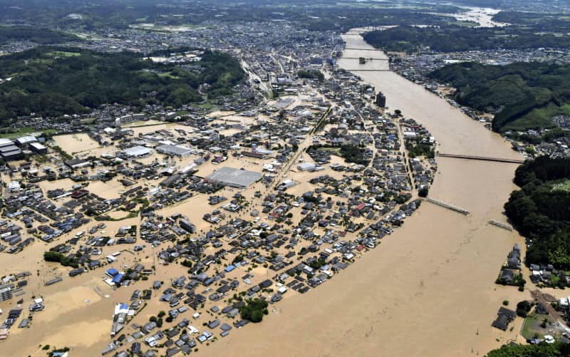 球磨川が氾濫し、水に漬かった熊本県人吉市の市街地＝４日午前11時49分（共同通信社ヘリから）