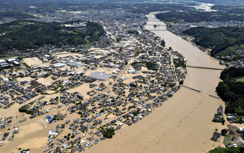 球磨川が氾濫し、水に漬かった熊本県人吉市の市街地=4日午前11時49分(共同通信社ヘリから) 球磨川が氾濫し、水に漬かった熊本県人吉市の市街地=4日午前11時49分(共同通信社ヘリから)