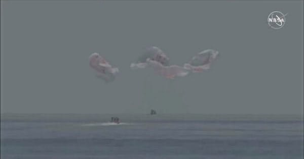 2日、米フロリダ沖に着水したクルードラゴン=NASA・ロイター