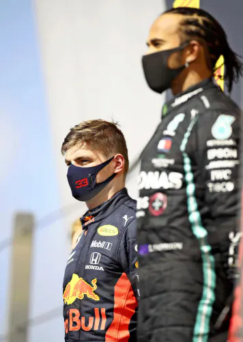 表彰台に立つフェルスタッペン(左)。手前は優勝したルイス・ハミルトン=シルバーストーン=ロイター