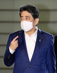マスクについて記者の質問に答える安倍首相(3日午前、首相官邸)=共同 マスクについて記者の質問に答える安倍首相(3日午前、首相官邸)=共同