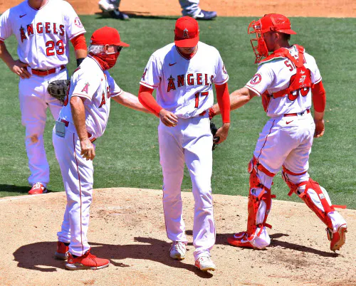 アストロズ戦の2回途中、マドン監督(右から3人目)に降板を告げられたエンゼルス・大谷(2日、アナハイム)=共同