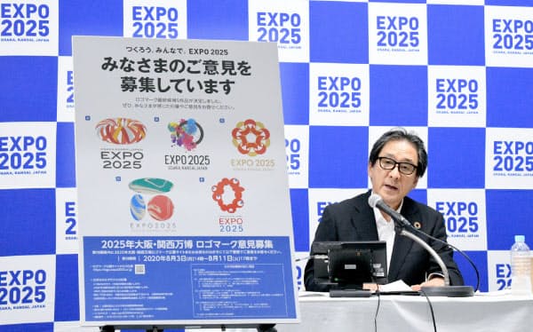 大阪・関西万博のロゴマーク最終候補作品を発表する2025年日本国際博覧会協会の石毛博行事務総長(3日午後、大阪市中央区)