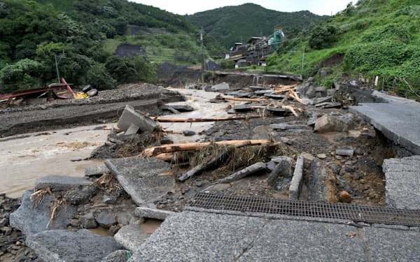 崩落した川沿いの道路（7月6日、熊本県芦北町）