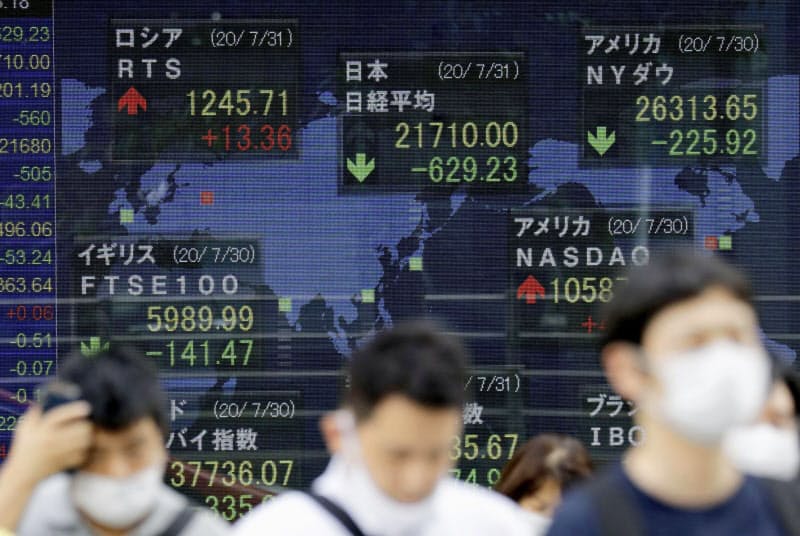 積み立て投資は相場の急落局面でも買い続けることで平均購入単価が下がる利点があるが、弱点もあることを知っておきたい(写真は7月31日に急落した12bet国际平台平均株価などを示す東京・八重洲の株価ボード)=共同 積み立て投資は相場の急落局面でも買い続けることで平均購入単価が下がる利点があるが、弱点もあることを知っておきたい(写真は7月31日に急落した12bet国际平台平均株価などを示す東京・八重洲の株価ボード)=共同
