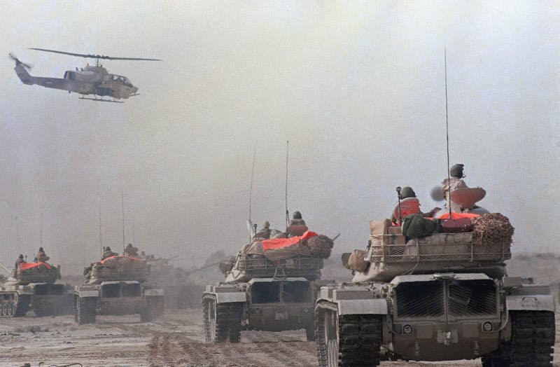 米国主導の多国籍軍がクウェートを解放した(クウェートとサウジアラビアの国境付近、1991年1月=AP) 米国主導の多国籍軍がクウェートを解放した(クウェートとサウジアラビアの国境付近、1991年1月=AP)