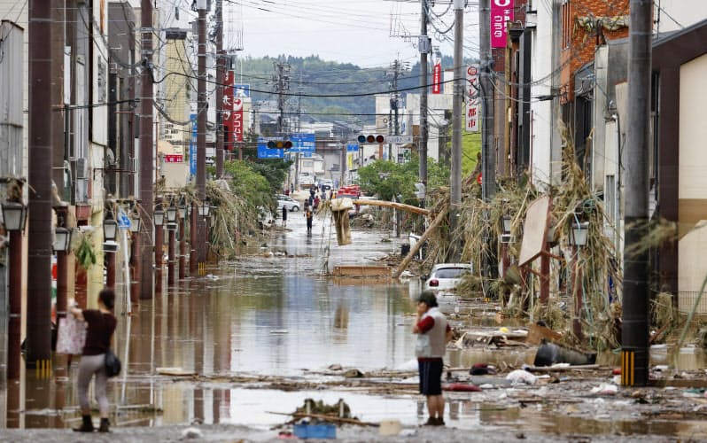 豪雨の影響で水に漬かった熊本県人吉市の市街地(7月4日午後4時9分)=共同 豪雨の影響で水に漬かった熊本県人吉市の市街地(7月4日午後4時9分)=共同
