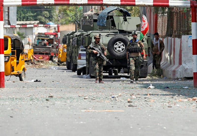 3日、武装集団による刑務所襲撃現場を警戒するアフガニスタンの治安部隊(同国東部ジャララバード)=ロイター 3日、武装集団による刑務所襲撃現場を警戒するアフガニスタンの治安部隊(同国東部ジャララバード)=ロイター
