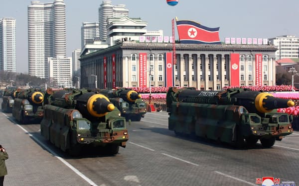 北朝鮮は核・ミサイル開発を続けているもようだ（2018年2月、平壌での軍事パレード）=朝鮮中央通信・ロイター