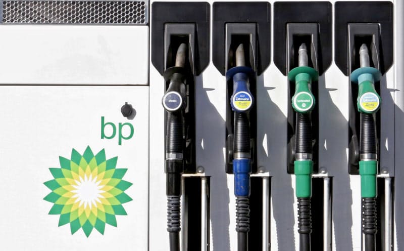 英BPは2030年までに石油・ガス生産量を4割縮小する(ロンドンの給油所)=ロイター 英BPは2030年までに石油・ガス生産量を4割縮小する(ロンドンの給油所)=ロイター