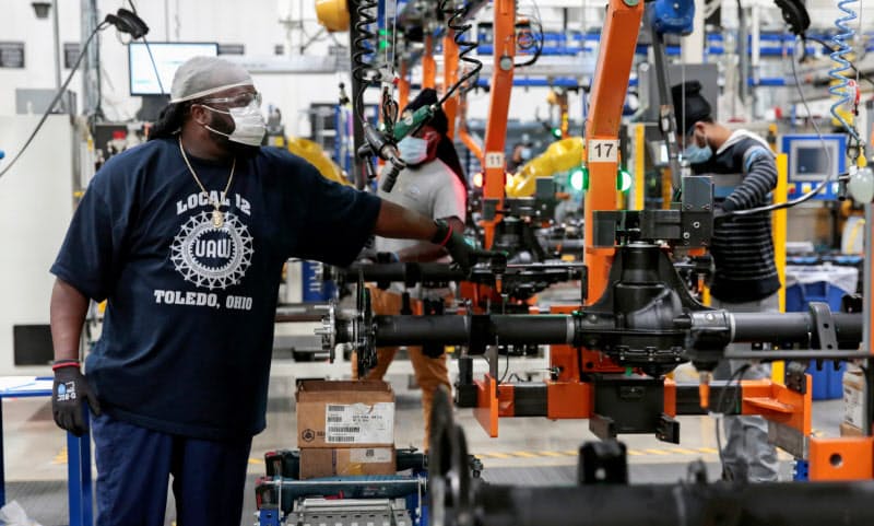 米製造業受注は2カ月連続で増加した(5月、オハイオ州の自動車部品工場)=ロイター 米製造業受注は2カ月連続で増加した(5月、オハイオ州の自動車部品工場)=ロイター