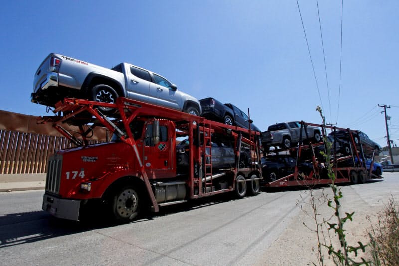 トヨタの車を運ぶトレーラー(6月、メキシコ北西部ティフアナ)=ロイター トヨタの車を運ぶトレーラー(6月、メキシコ北西部ティフアナ)=ロイター