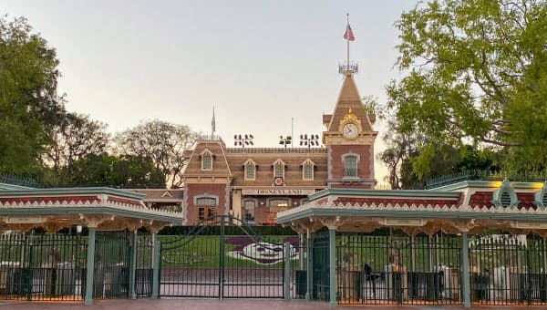 テーマパークの閉鎖が響き、4~6月期の最終損益は約19年ぶりの赤字となった(8月、カリフォルニア州のディズニーランド)