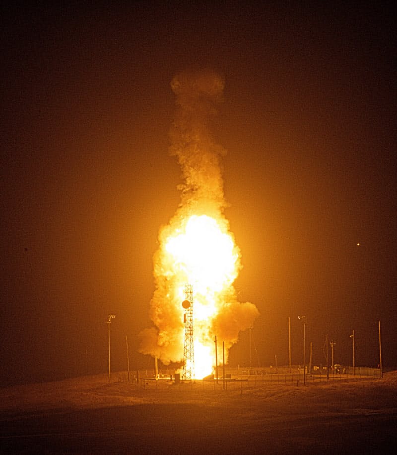 4日、カリフォルニア州バンデンバーグ空軍基地から打ち上げられる大陸間弾道ミサイル「ミニットマン3」(米空軍提供)=AP 4日、カリフォルニア州バンデンバーグ空軍基地から打ち上げられる大陸間弾道ミサイル「ミニットマン3」(米空軍提供)=AP