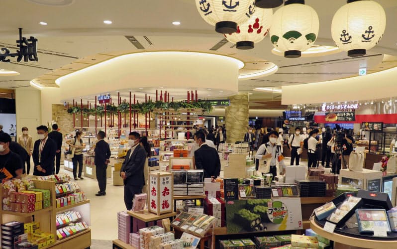 全面改装した大阪空港ターミナルビル(5日午前)=共同 全面改装した大阪空港ターミナルビル(5日午前)=共同