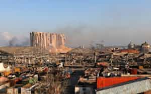 大規模な爆発が起きたベイルートの港湾地区=ロイター 大規模な爆発が起きたベイルートの港湾地区=ロイター