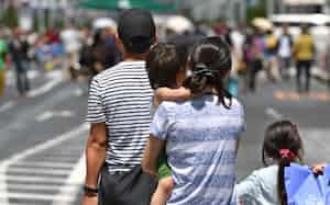 銀座の歩行者天国を歩く家族 銀座の歩行者天国を歩く家族