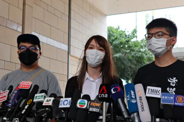 5日、香港の裁判所で記者の質問に答える周庭氏(中)