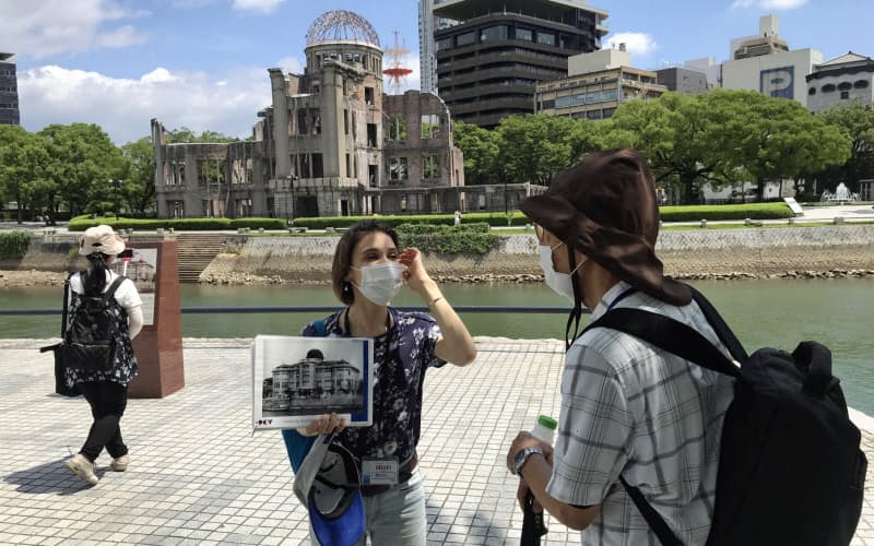 被爆地からの情報発信は若い世代に広がっている(7月31日、広島平和記念公園で) 被爆地からの情報発信は若い世代に広がっている(7月31日、広島平和記念公園で)
