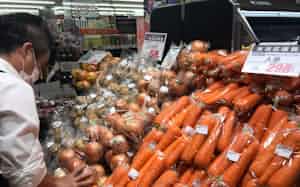 野菜の高値は経済活動のブレーキにもなり得る(7月、都内のスーパー) 野菜の高値は経済活動のブレーキにもなり得る(7月、都内のスーパー)